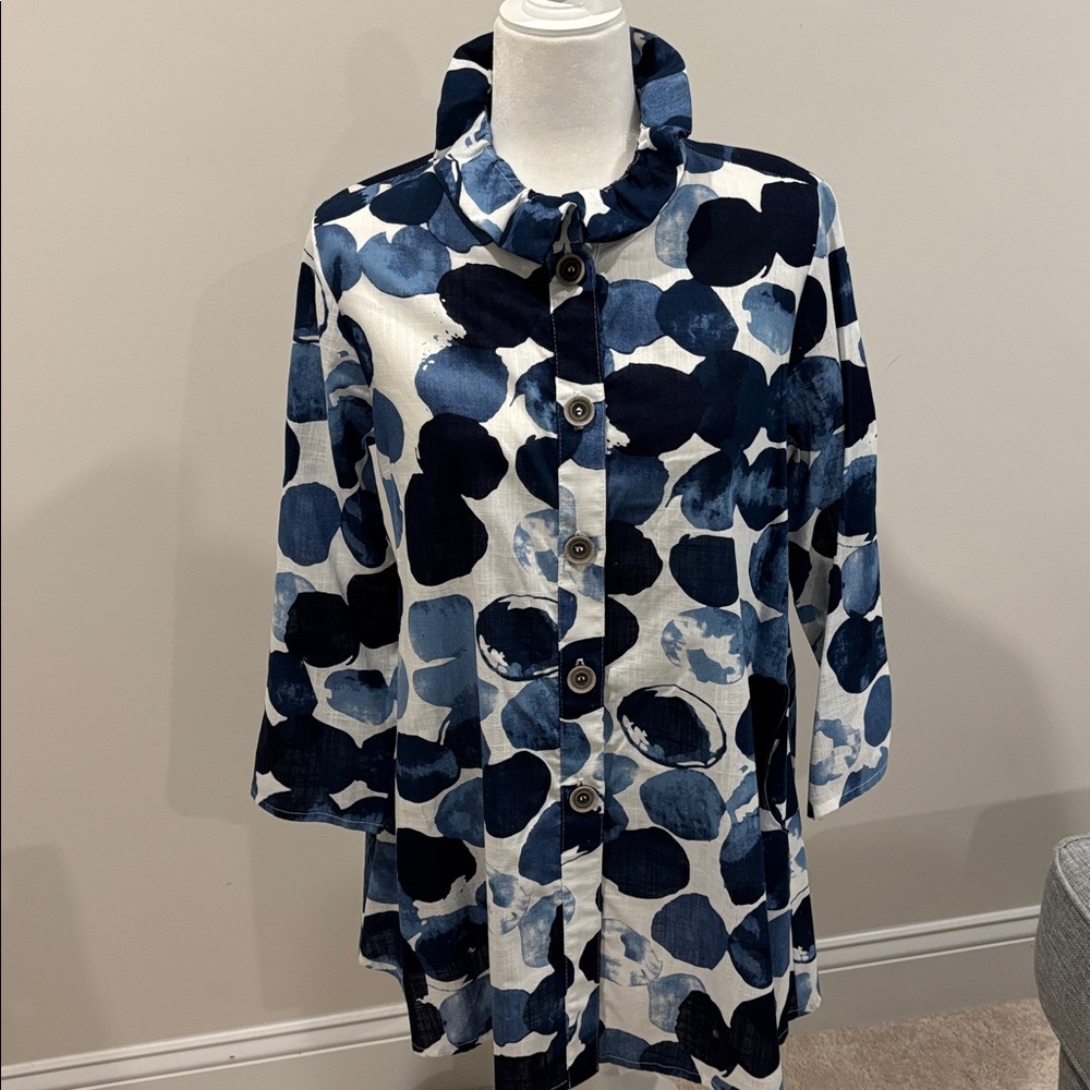 Yushi  Blue and White Patterned tunic Blouse NWOT